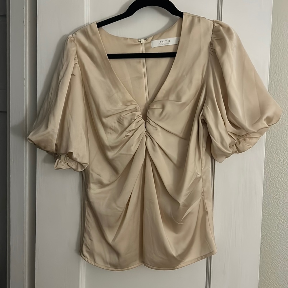 Gold top with a little structure in the cleavage area